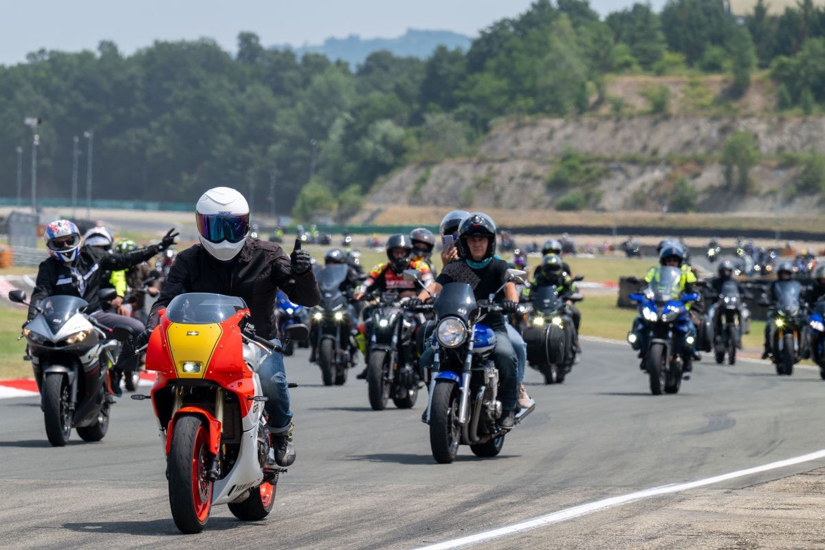 Yamaha fa il pieno a Varano: 5mila in pista per i 70 anni